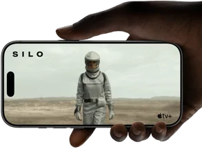 Una mano sostiene un iPhone 17 Pro, color plata, en posición horizontal, un video se reproduce a pantalla completa para destacar la duración de la batería
