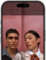 Pantalla del iPhone 17 Pro mostrando la funcionalidad Encuadre Centrado para fotos con un grupo de personas que se toman una selfie grupal, con sus rostros destacados